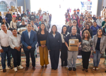 Lupita Cuautle entrega desayunos escolares a escuelas primarias