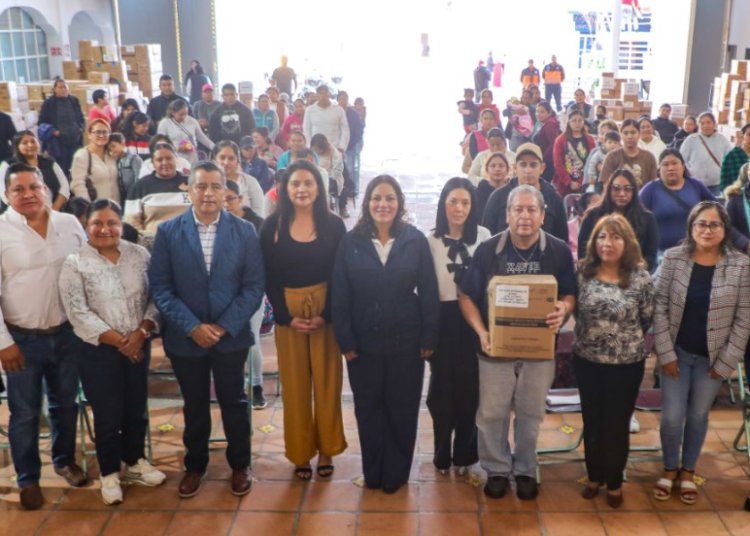 Lupita Cuautle entrega desayunos escolares a escuelas primarias