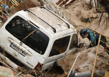 España envía 10 mil efectivos más para buscar desaparecidos en Valencia