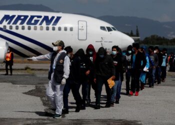 Trump confirma que usará a FF.AA., para deportar a migrantes
