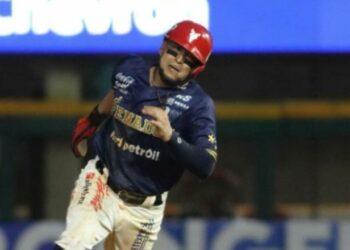 Jugadores de Pericos colaboran en sus equipos invernales