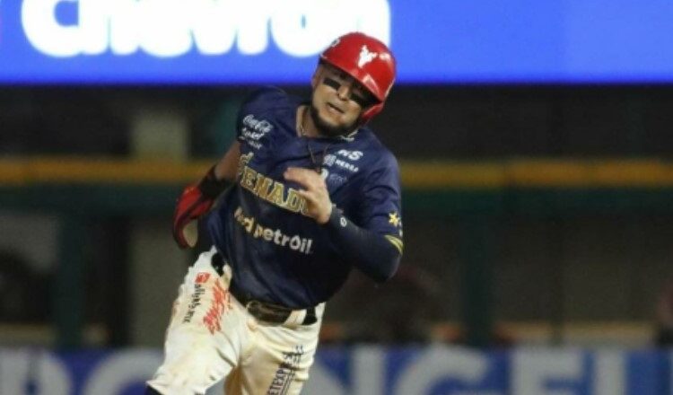 Jugadores de Pericos colaboran en sus equipos invernales