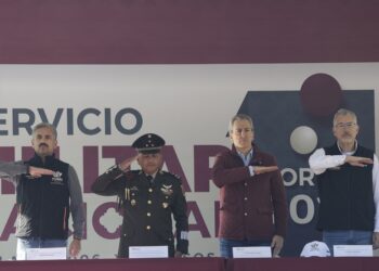 Pepe Chedraui reconoce a jóvenes por cumplir con proceso del SMN