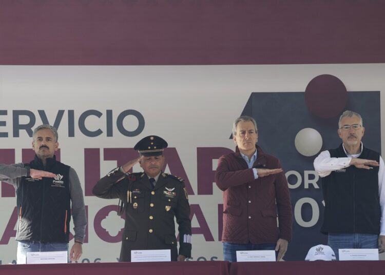 Pepe Chedraui reconoce a jóvenes por cumplir con proceso del SMN