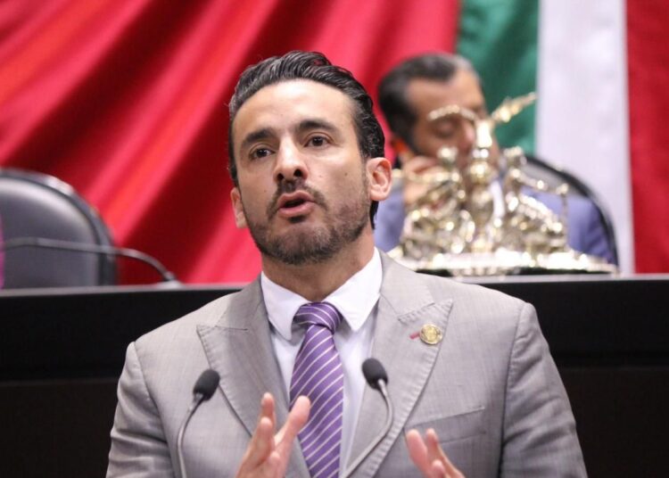 Toño López defiende la Ley Federal de Derechos en tribuna