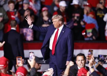 Trump emite su voto en Florida y augura que ‘será una gran victoria’