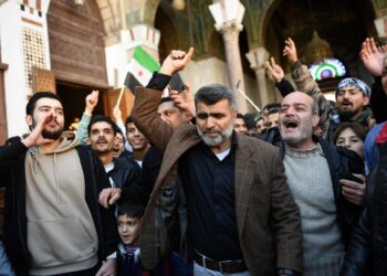 Miles de personas celebran la caída del Gobierno de Al Asad