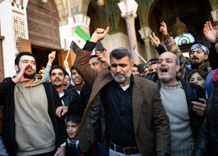 Miles de personas celebran la caída del Gobierno de Al Asad