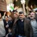 Miles de personas celebran la caída del Gobierno de Al Asad