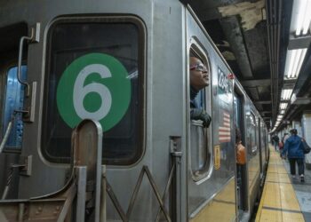 Hombre en estado crítico tras ser empujado contra un tren en marcha en metro Nueva York
