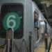 Hombre en estado crítico tras ser empujado contra un tren en marcha en metro Nueva York