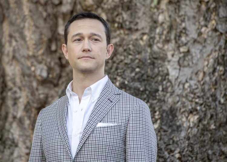 Joseph Gordon-Levitt dirigirá a Anne Hathaway en un thriller sobre inteligencia artificial