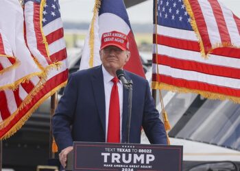 Trump atribuye a demócratas la responsabilidad de evitar cierre del Gobierno