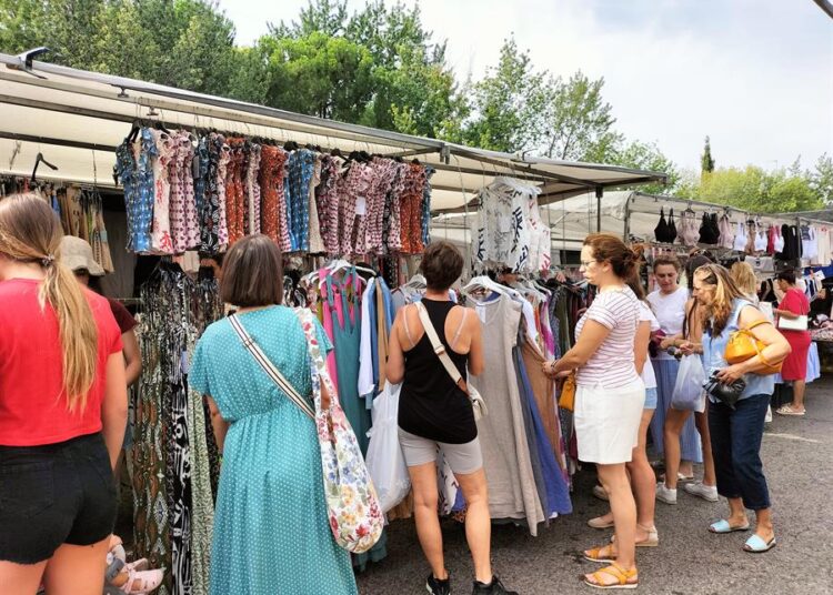 Mercadillos de ropa de ‘influencers’, un fenómeno de la generación Z