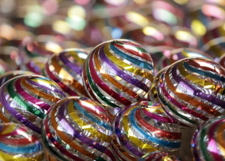 Esferas navideñas de artesanos se vuelven el distintivas
