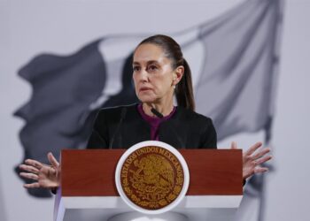 Sheinbaum evalúa pensión a adultos mayores en EEUU y promete protegerlos de deportaciones