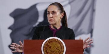 Sheinbaum evalúa pensión a adultos mayores en EEUU y promete protegerlos de deportaciones