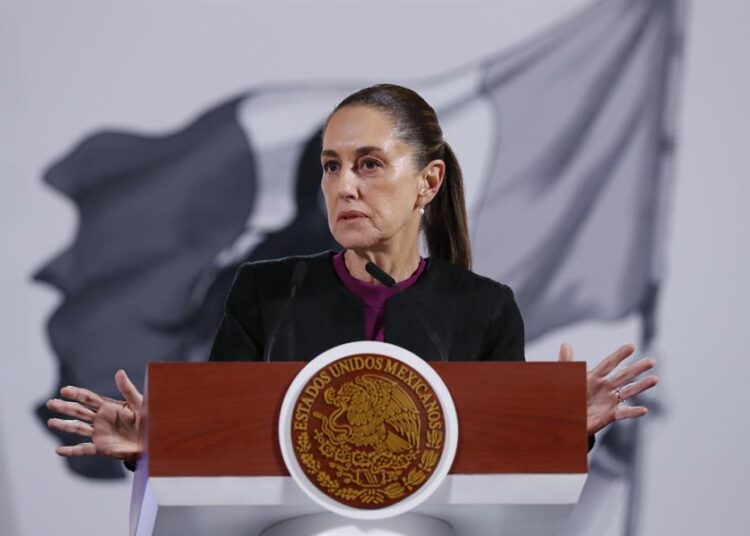 Sheinbaum evalúa pensión a adultos mayores en EEUU y promete protegerlos de deportaciones