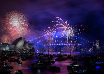 Habitantes de ‘Christmas’ celebran la llegada del 2025 antes que el resto del mundo