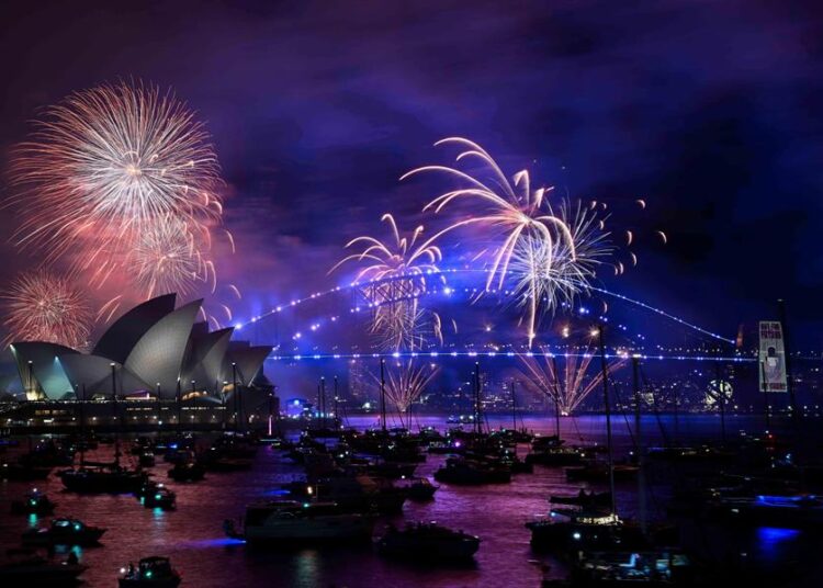 Habitantes de ‘Christmas’ celebran la llegada del 2025 antes que el resto del mundo