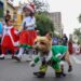 Cientos de bolivianos realzan con un desfile el espíritu navideño entre deseos de unidad