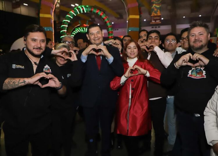 Alejandro Armenta convive con poblanos en festival navideño