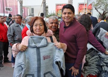 Entrega Omar Muñoz chamarras con el programa «Apapachos al Corazón»