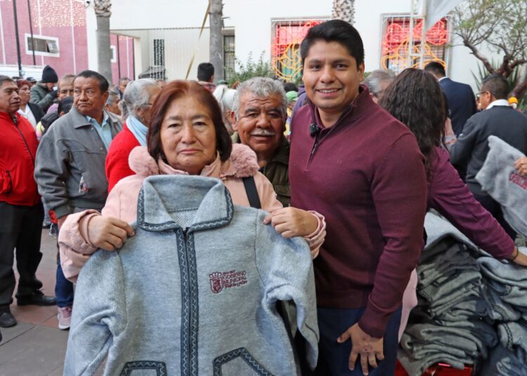 Entrega Omar Muñoz chamarras con el programa «Apapachos al Corazón»