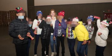 Ceci Arellano y menores de Casa de la Niñez Poblana disfrutan del Festival Navideño