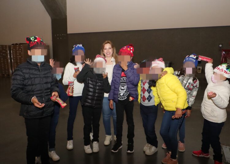 Ceci Arellano y menores de Casa de la Niñez Poblana disfrutan del Festival Navideño
