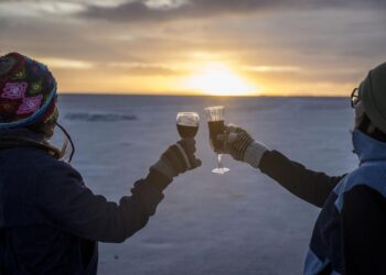 Salar más grande del mundo recibe a miles de turistas para el fin de año en Bolivia