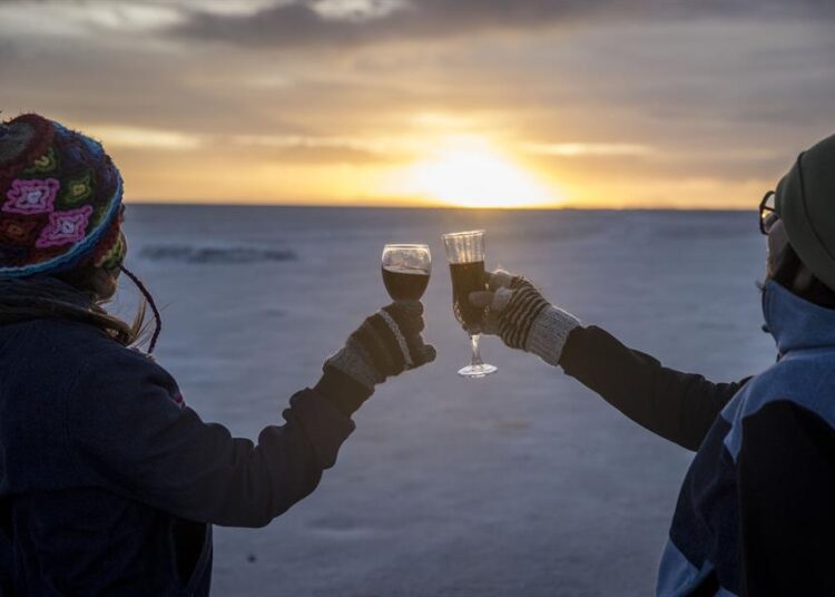 Salar más grande del mundo recibe a miles de turistas para el fin de año en Bolivia