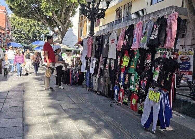 Acuerdan con líderes de vendedores informales reducir su presencia al 50% en el CH