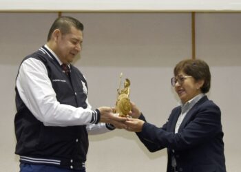 Entregan Minerva al Mérito Académico a Alejandro Armenta