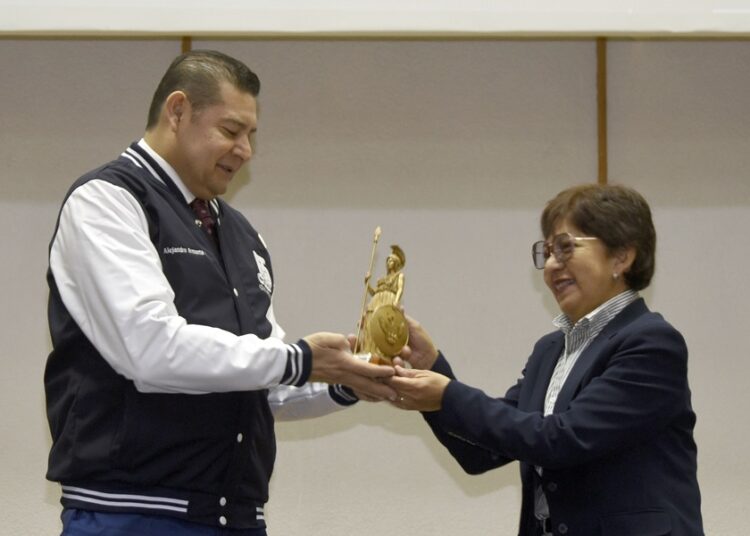 Entregan Minerva al Mérito Académico a Alejandro Armenta