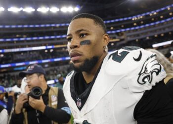 Barkley, noveno jugador en la historia de la NFL que supera las 2 mil yardas por tierra