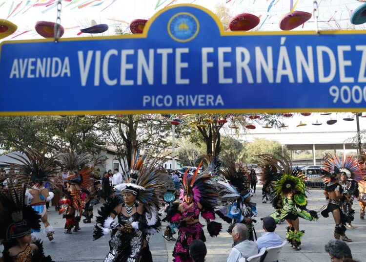 Con danzas prehispánicas y mariachi recuerdan a Vicente Fernández a 3 años de su muerte