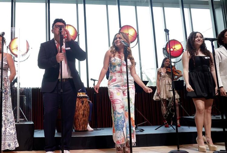 Fundación Latin Grammy ofrece beca con Warner para estudiantes de música