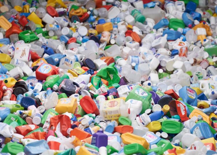 EE.UU. critica falta de acuerdo sobre plásticos y acusa a países productores