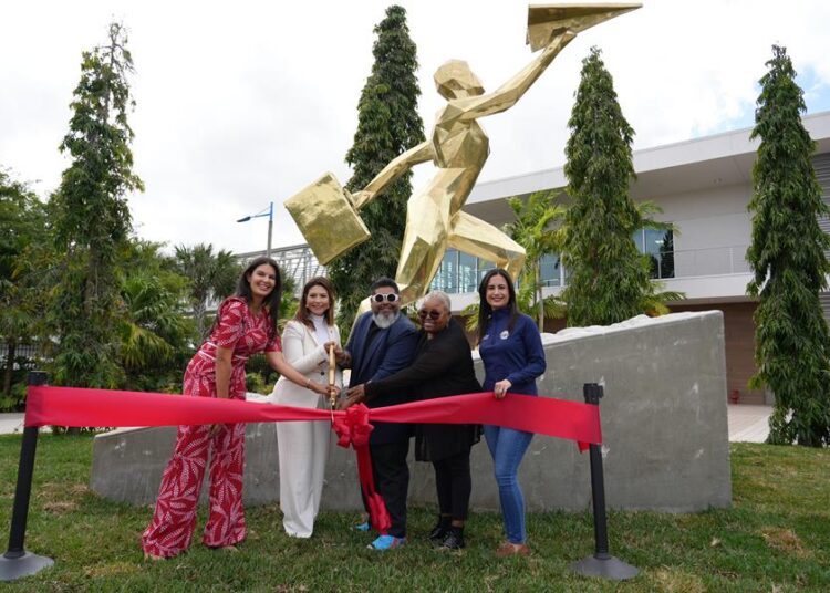 Florida estrena «Monumento al Migrante» del venezolano Nelson González