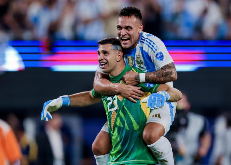 ‘Dibu’ Martínez, Lautaro y Di María destacan entre argentinos en 2024
