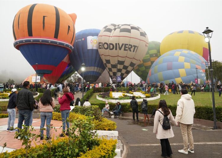 Gigantes de aire suben al cielo en el Festival de Globos Aerostáticos Mitad del Mundo