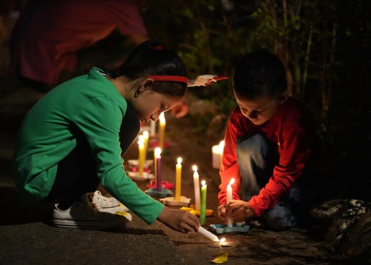 Colombia da inicio a la Navidad con la Noche de las Velitas y el encendido de alumbrados