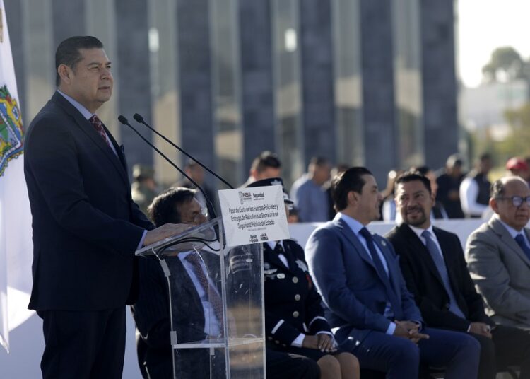 Armenta entrega 50 patrullas en su primer acto de gobierno