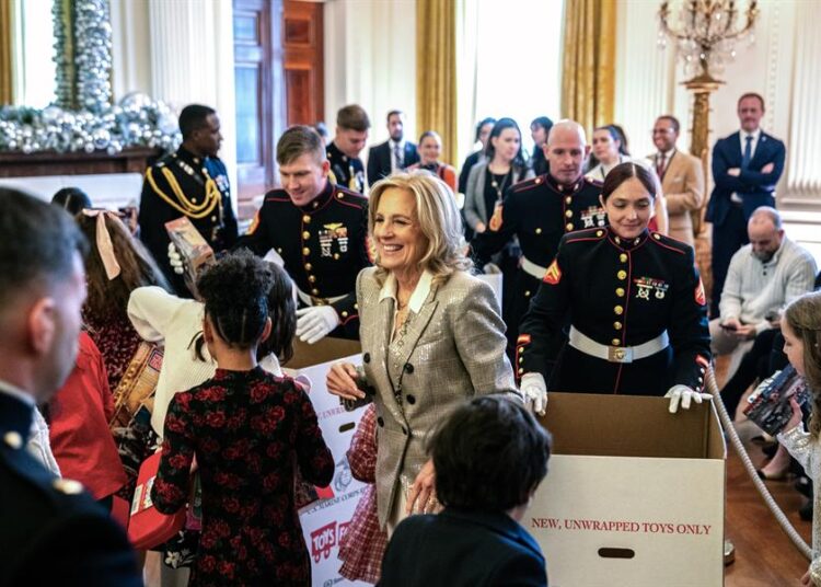 La Casa Blanca y los Marines de EE.UU. entregan miles de juguetes a niños desfavorecidos