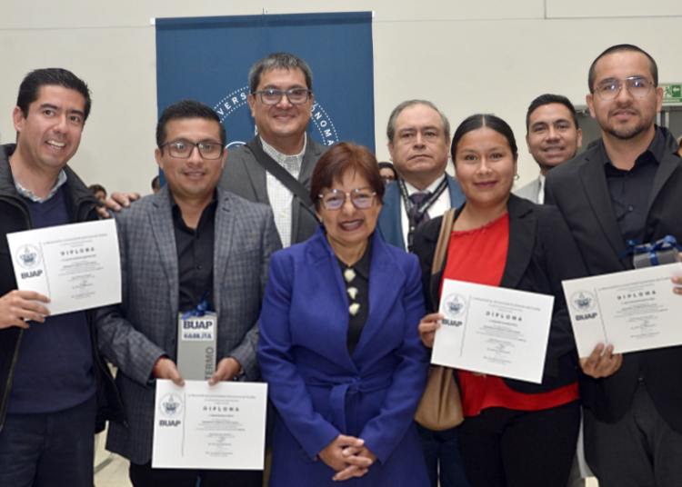 Lilia Cedillo entrega constancias de capacitación a personal administrativo