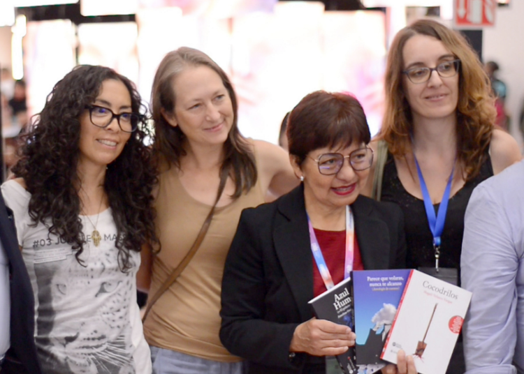 Lilia Cedillo presenta su libro «Otra vez a las andadas. Bichos y algo más» en la FIL de Guadalajara