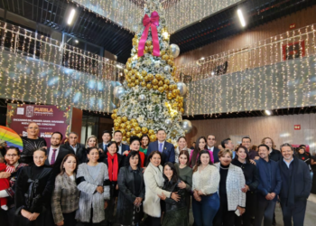 Asiste gobernador con diputados al encendido del árbol navideño en la nueva sede del Congreso