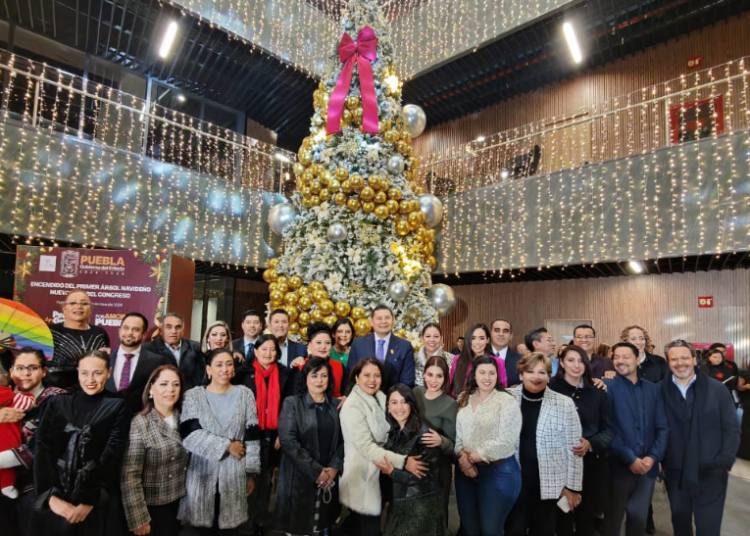 Asiste gobernador con diputados al encendido del árbol navideño en la nueva sede del Congreso