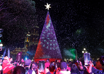 VIDEO: Pepe Chedraui enciende árbol navideño en el zócalo de Puebla